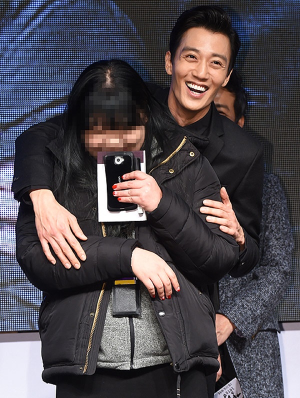 Kim Rae Won cũng khiến một fan nữ ngượng ngùng với chiếc ôm từ đằng sau – kiểu ôm thường thấy trong phim truyền hình lãng mạn ở Hàn Quốc. Gangnam Blues sẽ ra rạp chính thức từ ngày 21/1, một vài hình ảnh trong phim đã được nhà sản xuất hé lộ.
