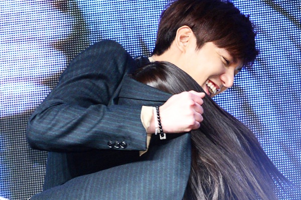 Fan nu giau mat vao ao Lee Min Ho hinh anh