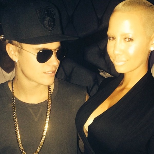 Chụp ảnh tự sướng với người mẫu kiêm ca sĩ bốc lửa Amber Rose, Justin Bieber chú ý đến bộ ngực được khoe hững hờ qua đường xẻ sâu. 