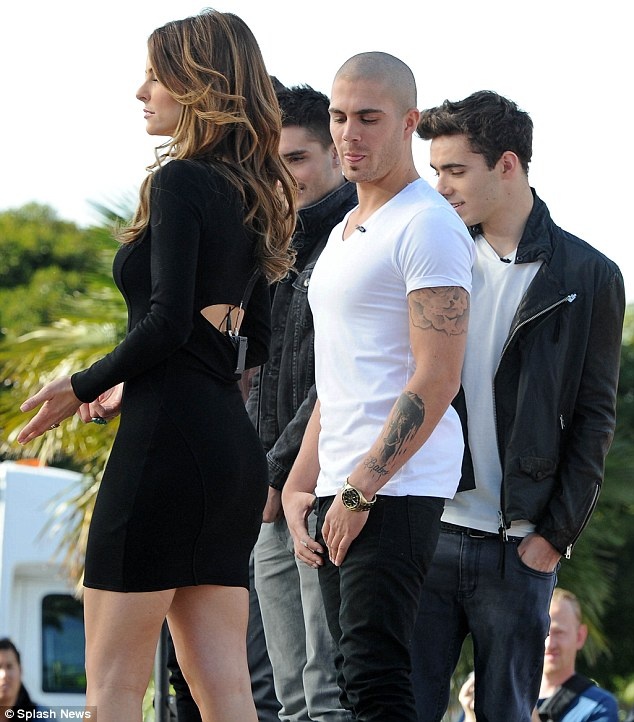 Thành viên Max George của nhóm nhạc The Wanted ngắm nhìn vòng 3 của nữ phóng viên Maria Menounos khi cô diện bộ đầm ôm sát. 