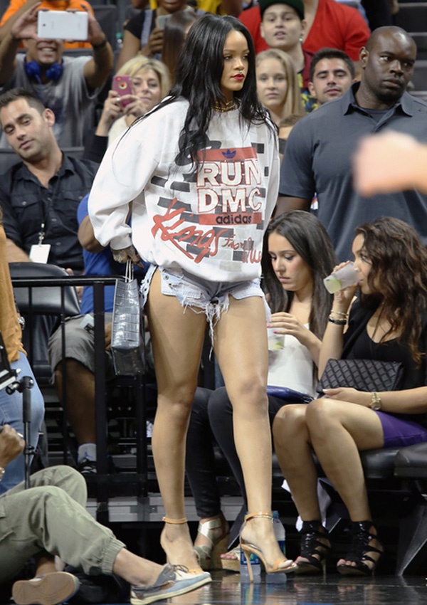 Đến xem bạn trai cũ Chris Brown đấu bóng rổ, trong lúc đứng lên chỉnh sửa lại quần shorts, vòng 3 của Rihanna lọt vào tầm ngắm của một anh chàng khán giả ngồi phía sau. 