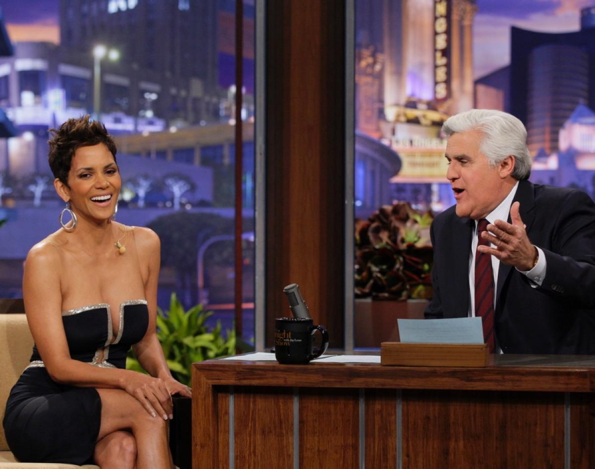 Chủ xị talkshow Jay Leno khó có thể làm ngơ trước bộ váy cúp ngực sexy khoe vòng 1 đẫy đà của “miêu nữ” Halle Berry khi cô làm khách mời trong chương trình.