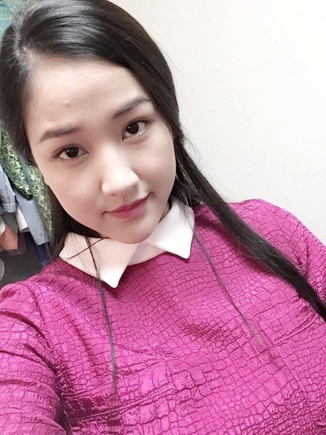 Nữ ca sĩ Maya vừa tung ra MV ca nhạc mới trong khi vẫn “mất hút” từ nhiều tháng nay. Người đẹp của Scandal lui về ở ẩn từ năm ngoái khi mang thai được 4 tháng. Theo một nguồn tin, trong tháng 1 này, Maya sẽ lâm bồn, em bé được xác định là con trai. Trên trang cá nhân, giọng ca Đừng buông tay em cập nhật những hình ảnh cho thấy gương mặt cô bầu bĩnh hơn nhiều nhưng chưa từng trực tiếp thừa nhận sắp làm mẹ. Trong khi đó, danh tính người bố của con trai Maya vẫn chưa được tiết lộ. 