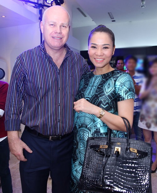 Sau 3 năm kết hôn với doanh nhân người Hà Lan, năm 2015 đánh dấu bước ngoặt trong cuộc đời Thu Minh khi lần đầu tiên lên chức mẹ ở tuổi 38. Giọng ca Đường cong đã mang thai được gần 5 tháng và bắt đầu tạm ngừng ca hát để chăm sóc thai nhi. Trong những hình ảnh gần đây, gương mặt Thu Minh đã tròn trịa hơn.