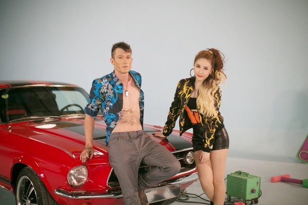 Để đánh dấu bước ngoặt trên sân khấu, nữ ca sĩ mạnh tay chi bộn từ trang phục hàng hiệu cho tới bối cảnh, trong đó Bảo Thy không quên mang theo một chiếc xế hộp đỏ trong bối cảnh với chàng trai ngoại quốc. Năm 2011, “công chúa bong bóng” từng đưa chiếc xế hộp 16 tỷ vào MV Ngày vắng anh và vướng phải scandal đạo nhạc Hàn. 