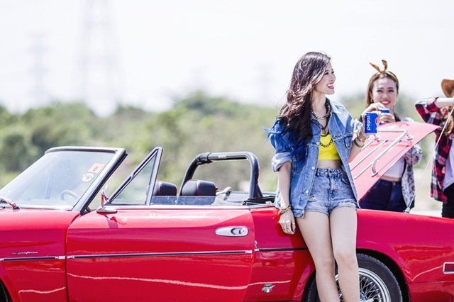 Trước đó, bạn gái của Ông Cao Thắng còn có MV Đừng bao giờ nói yêu em với bối cảnh Cà Ná-Ninh Thuận. Tại đây, Đông Nhi và nhóm bạn vi vu trên chiếc mui trần đỏ dạo chơi. 2 MV của nữ ca sĩ trẻ đều nhận được đánh giá cao từ công chúng. 