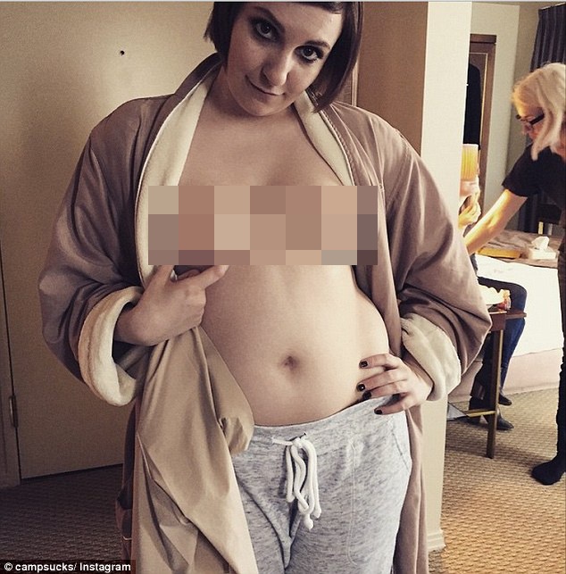 Bức ảnh Lena Dunham thay đồ chuẩn bị đến lễ trao giải.