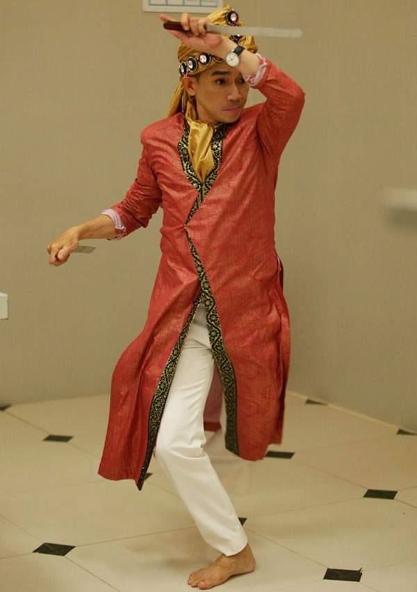 Đi cùng với tạo hình đồng bóng, nhân vật của Minh Thuận còn khá ham trai, đanh đá, õng ẹo không kém các quý cô. Nam ca sĩ được khen ngợi diễn duyên dáng, đáng yêu.