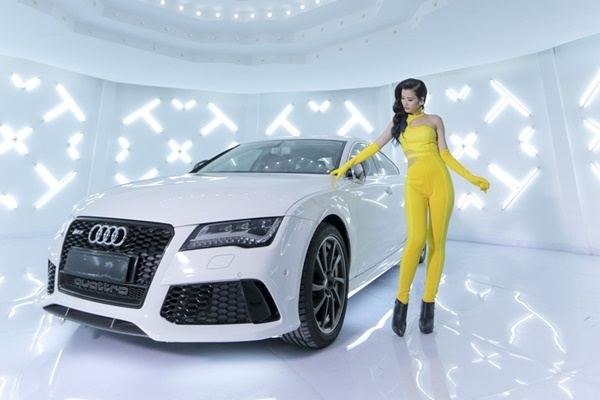 Trong năm 2014, Đông Nhi là một trong những ca sĩ hoạt động thành công nhất Vpop, trong đó MV Bad Boy của cô đạt kỷ lục về lượng xem và được biết đến ở một vài bảng xếp hạng nước ngoài. Trong MV Bad Boy, Đông Nhi xuất hiện với hình tượng một cô gái mạnh mẽ, lái chiếc xe trắng và khoe vũ đạo bên xe. 