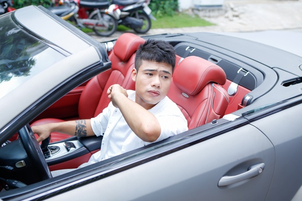 Khi thưởng thức MV ra mắt vào tháng 11/2014, khán giả sẽ có dịp chiêm ngưỡng loạt xế hộp từ nhiều thương hiệu nổi tiếng nhất như Lamborghini, Bentley, Merc SL55 AMG Platinum, BMW. 