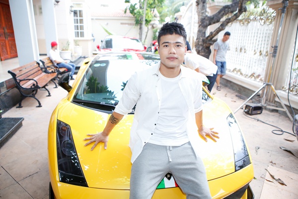 Là ca sĩ có gia thế giàu có, Sơn Ngọc Minh không khoe nhà sang xế hộp mà anh đưa nó vào MV ca nhạc. Trong MV mới Yêu vội vàng, nam ca sĩ trưởng thành từ cuộc thi Vietnam Idol đã nhờ bạn bè cho mượn chiếc siêu xe 20 tỷ cùng loạt ô tô đắt tiền khác để phục vụ cho một cảnh quay flying- cam hoành tráng. 