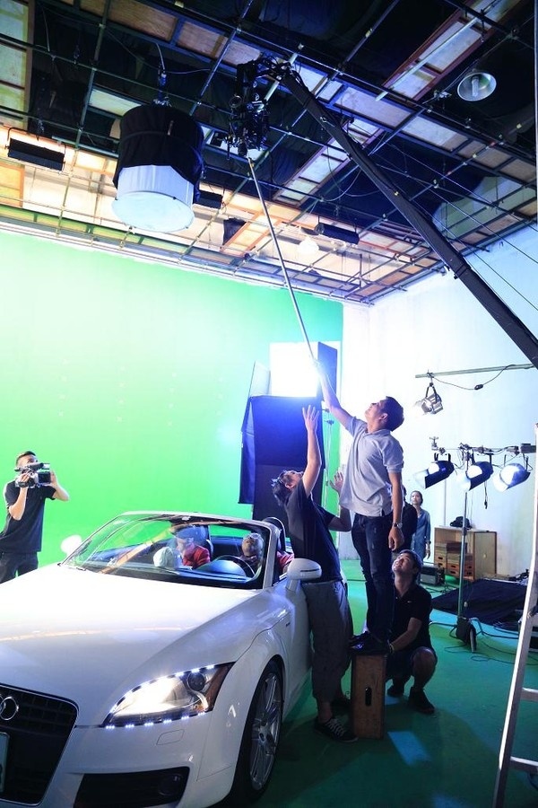 Ngoài ngoại cảnh, MV còn có những cảnh quay trên phông nền xanh trong trường quay, tại đây Trịnh Thăng Bình mang chiếc xế mui trần màu trắng làm bạn diễn. 