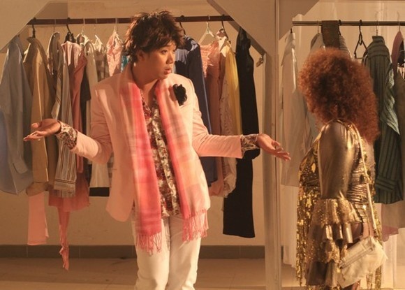 Trong khoảng thời gian mới được biết đến, MC Trấn Thành từng có vai diễn ông bầu đồng bóng trong phim Em hiền như ma sơ năm 2010. Trấn Thành vào vai bầu sô Trần Hàn Vi thích làm đỏm, diện quần áo sặc sỡ. 