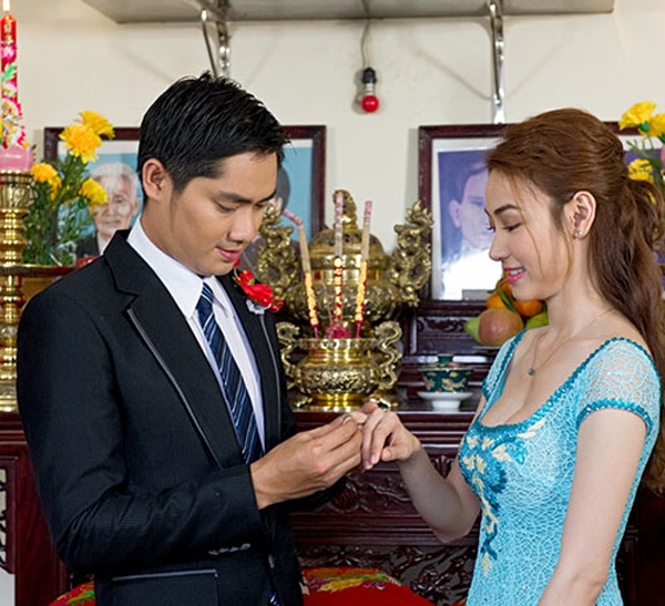 Tình yêu của họ khởi nguồn từ những ngày còn đi học cho đến khi trưởng thành trong cuộc sống, gặp nhiều biến cố nhưng cuối cùng kết thúc bằng một lễ cưới. Khác với những bộ phim trước, Ngân Khánh diện bộ áo dài cách tân với phần cổ gợi cảm trong phim. 