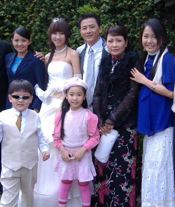 3 năm sau khi khởi nghiệp diễn viên, một trong những bộ phim đầu tiên mà Ngân Khánh đóng vai chính là Tường vy cánh mỏng từng gây sốt với khán giả truyền hình vào năm 2008. Trong phim, Ngân Khánh đóng vai cô gái Tường Vy gặp nhiều biến cố trong tình yêu, cuối cùng cô tìm được hạnh phúc bên chàng trai Mạnh Quân hào hoa (do Mạnh Hùng đóng) bằng một đám cưới đầm ấm. 