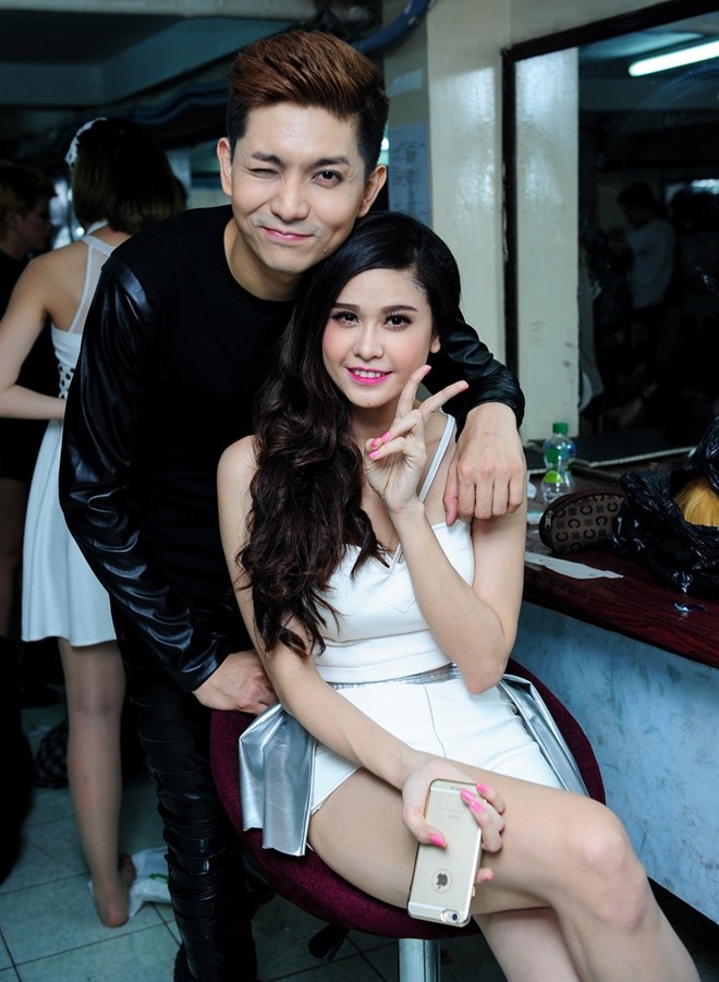 Nam ca sĩ còn chia sẻ bà xã Quỳnh Anh còn góp ý cho anh về mặt diễn xuất, lo trang phục. Khi được hỏi liệu có mang vợ con ra để quảng bá tên tuổi, Tim khẳng định anh không cần phải làm vậy.