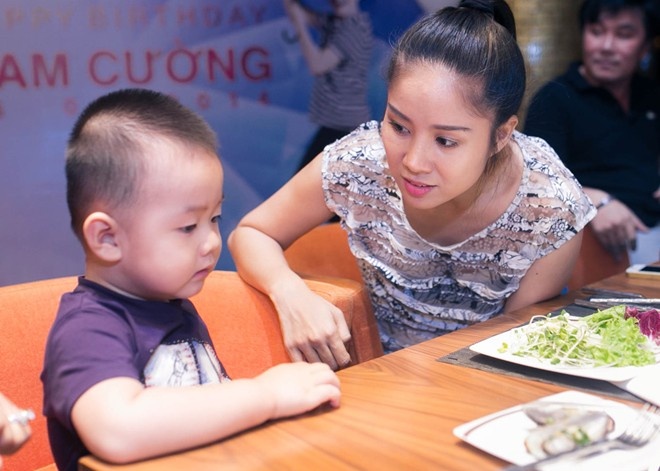 “Anh Ngoan không chu cấp bất cứ một cái gì cho con. Lúc trước, khi anh khó khăn, tôi có nói không cần anh chu cấp tiền cho con. Lúc đó, tôi thương nên không muốn làm khó anh Ngoan. Tuy nhiên, cuộc sống của anh hiện tại khá đầy đủ và sung túc nhưng anh cũng không chăm lo cho con nên tôi cũng không biết nói sao” – Lê Phương nói. Mặc dù tố chồng cũ vô trách nhiệm nhưng Lê Phương khẳng định cô sẽ không làm xấu hình ảnh của nam diễn viên Hiệp sĩ mù trong mắt con trai. Sau một thời gian khó khăn vì nuôi con một mình, Lê Phương đang dần ổn định cuộc sống. Trong khi đó, Quách Ngọc Ngoan vẫn im lặng sau những lời tố của vợ cũ, anh đang ở Ý tham dự Tuần lễ văn hoá Việt Nam.