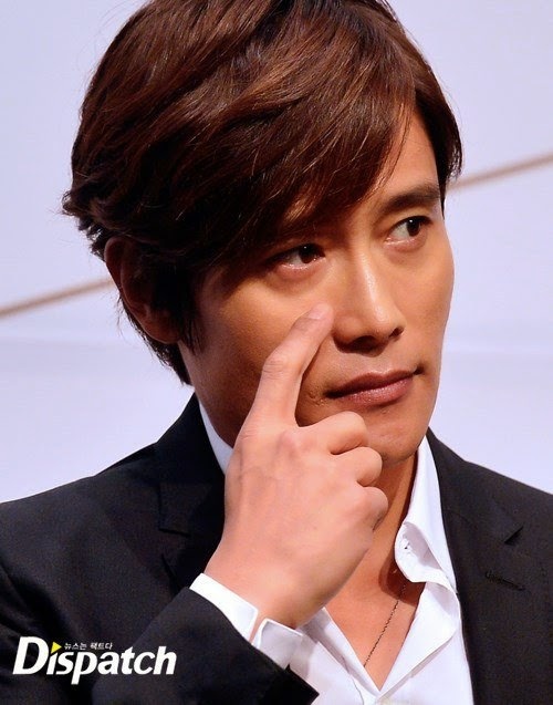 Lee Byung Hun bị phát hiện đong đưa chân dài khi đang có vợ khiến tên tuổi bị ảnh hưởng.