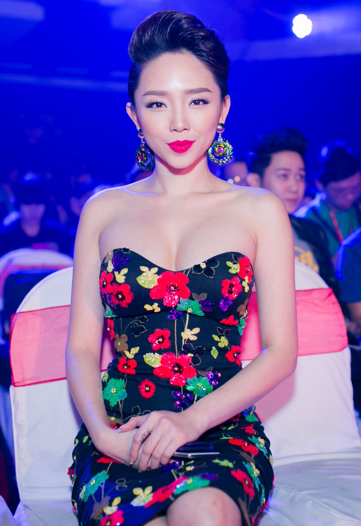 Trong liveshow Tôi tỏa sáng của Wanbi Tuấn Anh diễn ra tối 17/1 tại sân khấu Queen Hall (TP.HCM), Tóc Tiên đã đến từ sớm và theo dõi chăm chú từ đầu đến cuối. Nữ ca sĩ nổi bật với chiếc váy hoa kiểu dáng cúp ngực gợi cảm. Trong buổi họp báo giới thiệu chương trình trước đó, câu hỏi được nhiều người thắc mắc nhất chính là sự thiếu vắng của Tóc Tiên trong danh sách nghệ sĩ tham gia trình diễn, trong khi nữ ca sĩ này là người bạn vô cùng thân thiết cũng như có thời gian gắn bó nhất định với sự nghiệp của nam ca sĩ.