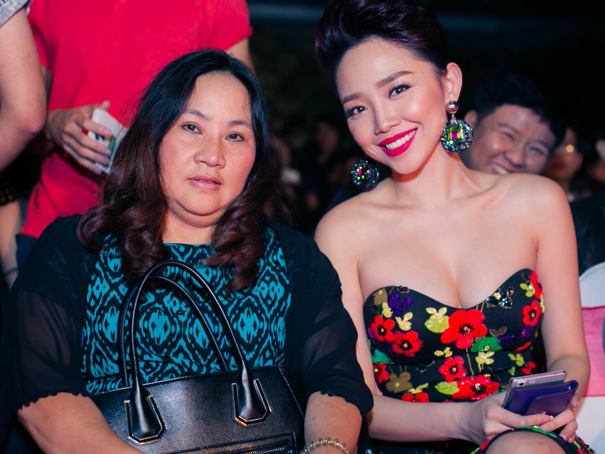 Trong liveshow Tôi tỏa sáng của Wanbi Tuấn Anh diễn ra tối 17/1 tại sân khấu Queen Hall (TP.HCM), Tóc Tiên đã đến từ sớm và theo dõi chăm chú từ đầu đến cuối. Nữ ca sĩ nổi bật với chiếc váy hoa kiểu dáng cúp ngực gợi cảm. Trong buổi họp báo giới thiệu chương trình trước đó, câu hỏi được nhiều người thắc mắc nhất chính là sự thiếu vắng của Tóc Tiên trong danh sách nghệ sĩ tham gia trình diễn, trong khi nữ ca sĩ này là người bạn vô cùng thân thiết cũng như có thời gian gắn bó nhất định với sự nghiệp của nam ca sĩ.