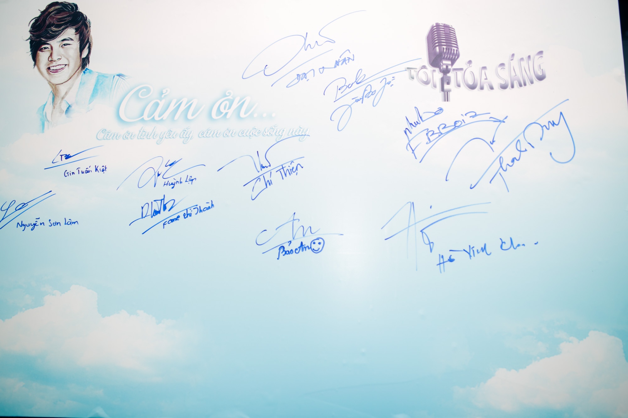 Các ca sĩ cùng nhau ký tên lên tấm bảng kỷ niệm để dành tặng cho nam ca sĩ tài hoa bạc mệnh Wanbi Tuấn Anh.