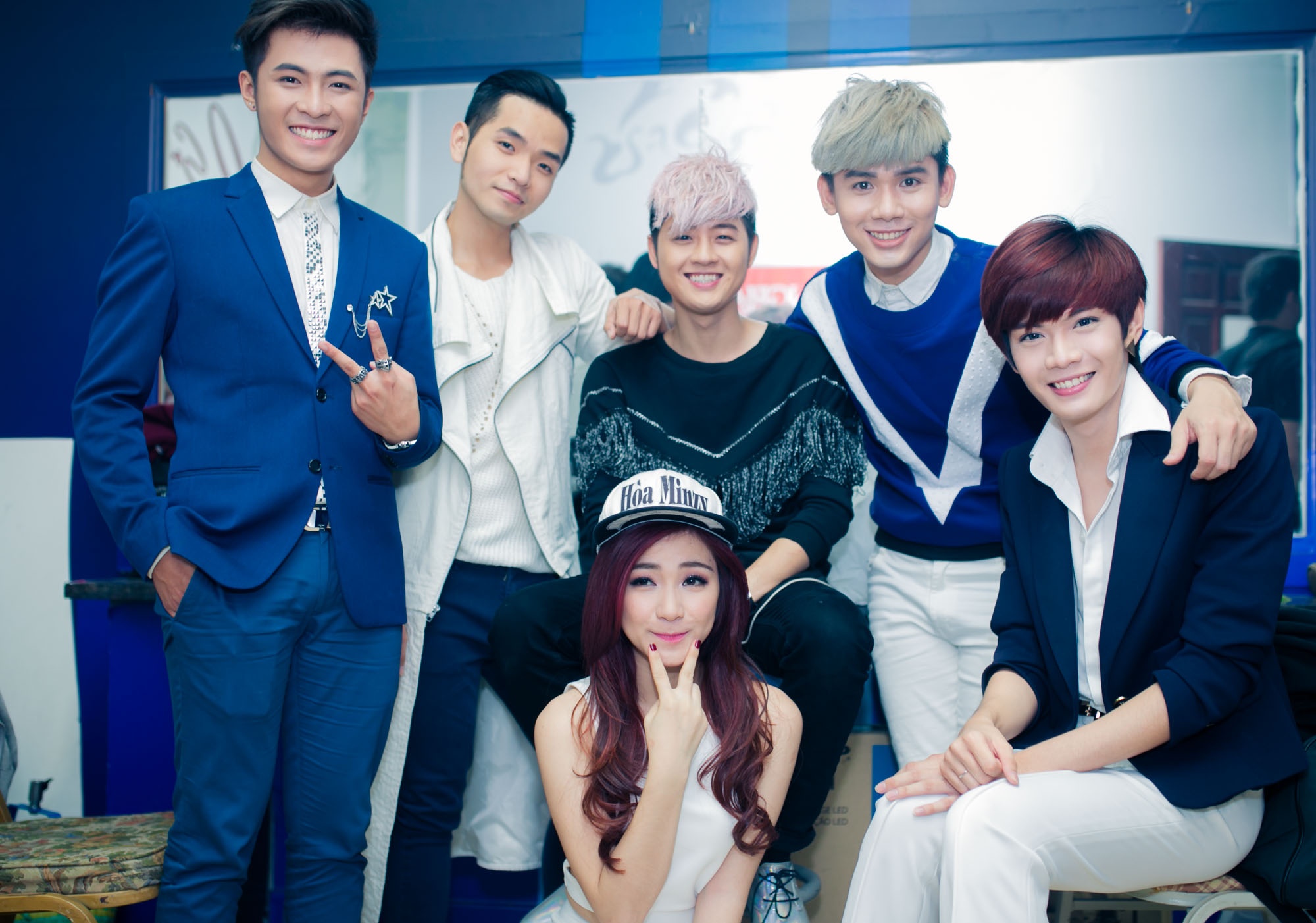 Hòa Minzy đã có vẻ khá thoải mái trước ống kính, khác hẳn với thái độ có phần e dè, trốn tránh như trong buổi tổng duyệt trước đó. Trong chương trình này, trông cô nữ tính hơn với mái tóc giả dài ngang lưng, dù vậy vẫn vô cùng mạnh mẽ với trang phục đậm chất hip hop. Đêm qua, nữ ca sĩ cùng Trịnh Thăng Bình và Hoàng Tôn được giao nhiệm vụ mở màn trong ca khúc Đôi mắt -  bản hit gắn liền với tên tuổi của Wanbi Tuấn Anh.