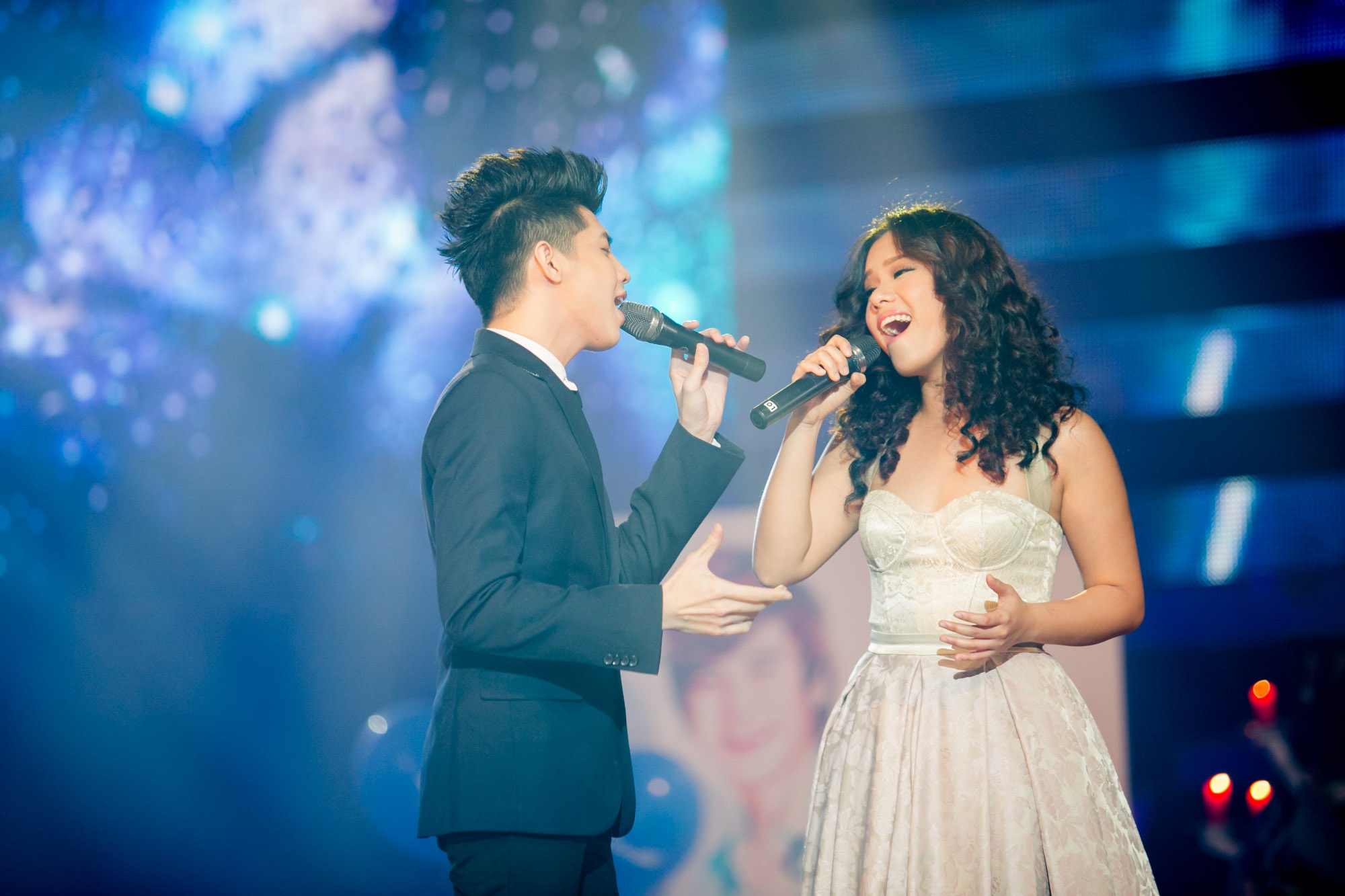 Noo Phước Thịnh và Phương Vy có màn song ca đầy tình cảm trong ca khúc Cho em. Đây là ckhúc do Wanbi sáng tác, lấy cảm hứng từ một lần đi thăm các em bị khuyết tật, thể hiện niềm tin và lạc quan vào tương lai tươi sáng