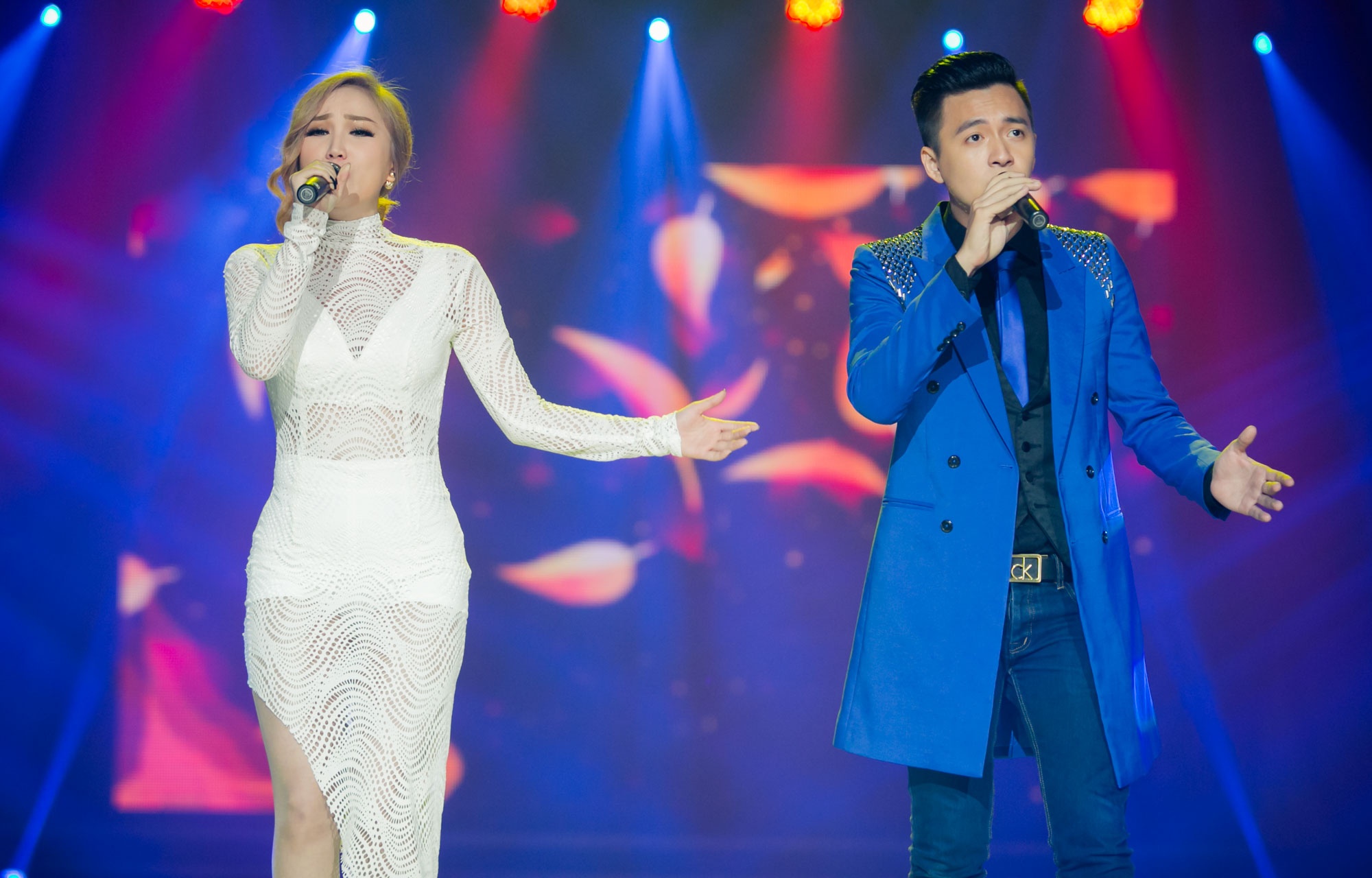 Ngô Kiến Huy và Bảo Thy kết hợp ăn ý và hòa quyện trong tiết mục song ca Còn mong chờ chi. Trong liveshow Tôi tỏa sáng trước đó của Bảo Thy, nam ca sĩ cũng từng góp mặt trong hoạt cảnh Rau đắng mọc sau hè trong vai cậu em trai được rất nhiều khán giả yêu thích. 