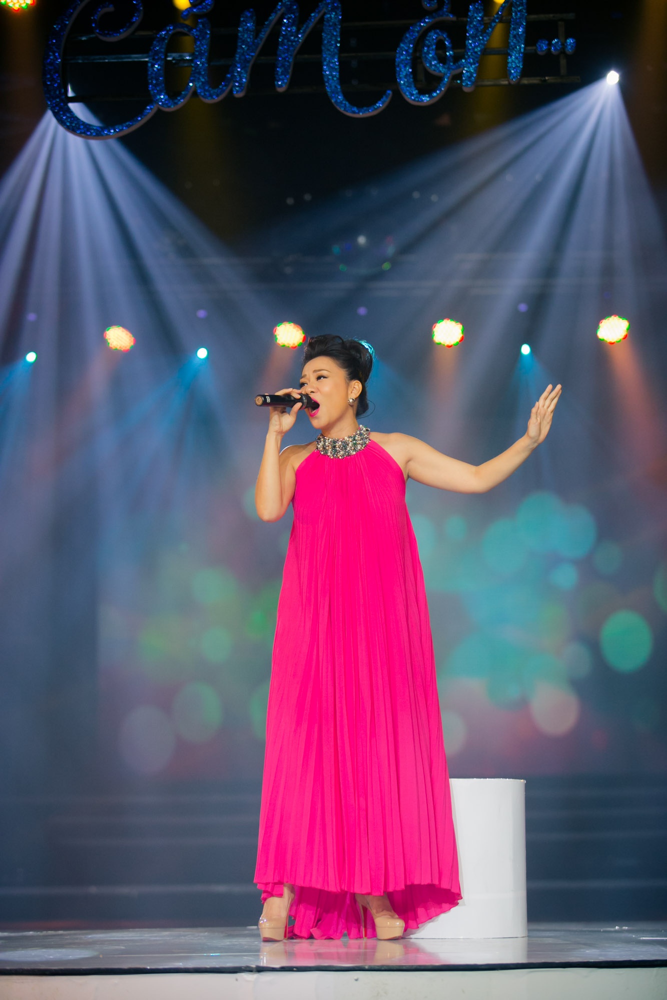 Dù đang mang thai ở tháng thứ 5 nhưng nữ ca sĩ Thu Minh vẫn nhiệt tình góp mặt với 2 ca khúc Bắt đầu từ một kết thúc (sáng tác của Wanbi Tuấn Anh) và Love (nhạc sĩ Thanh Bùi). Giọng hát của nữ ca sĩ vẫn khỏe, đẹp, phong cách trình diễn cháy bỏng và không hề bị ảnh hưởng bởi chuyện đang mang thai.