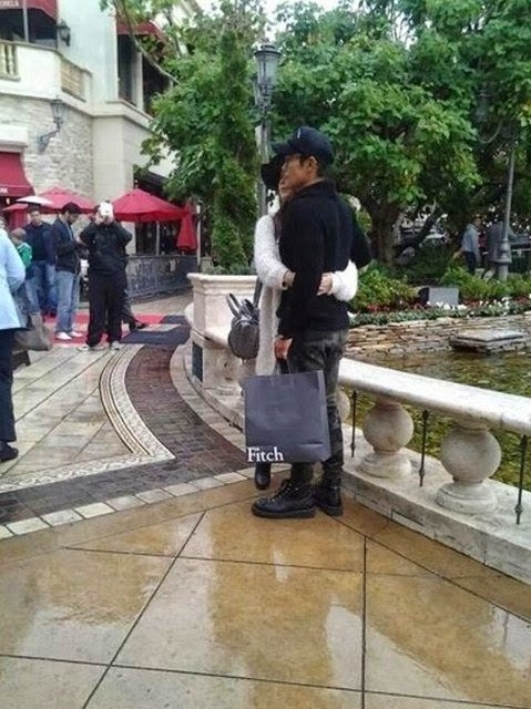 Vợ chồng họ Lee tình cảm trong chuyến du lịch nước ngoài cuối năm ngoái.