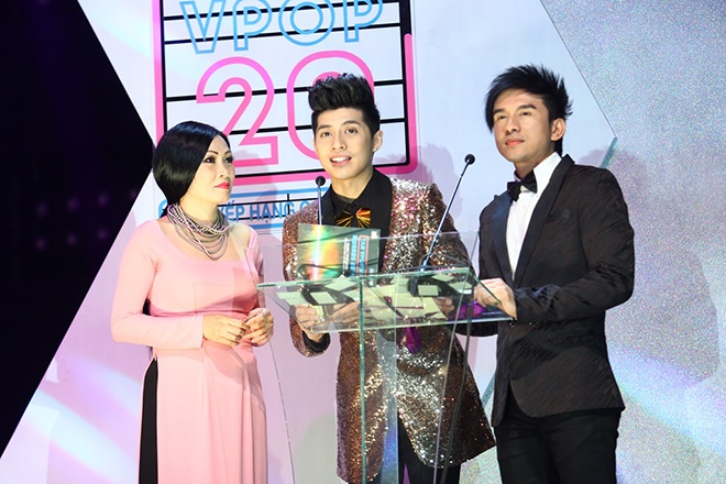 Trên sân khấu, màu son môi của Đan Trường vẫn khá nổi bật.