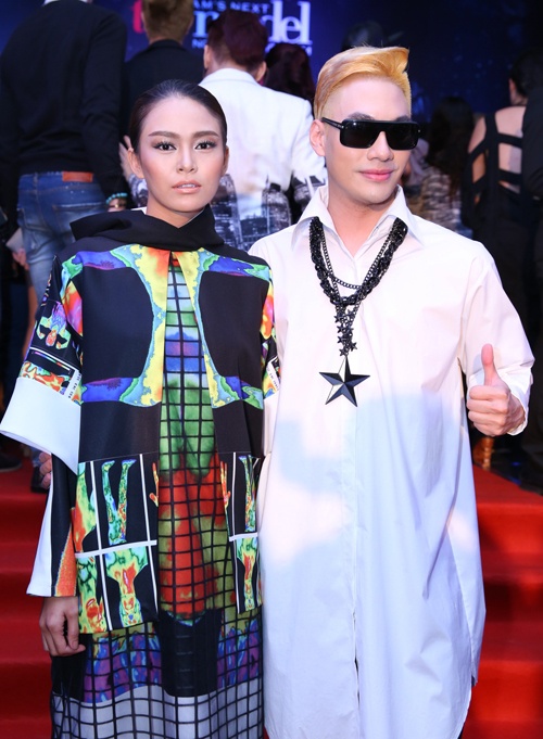 Nhà thiết kế Lý Quý Khánh dự thảm đỏ trong đêm chung kết Next Top Model, trong khi cô bạn người mẫu Mâu Thủy chọn màu son cam đồng thì Lý Quý Khánh chọn màu son hồng nhạt.