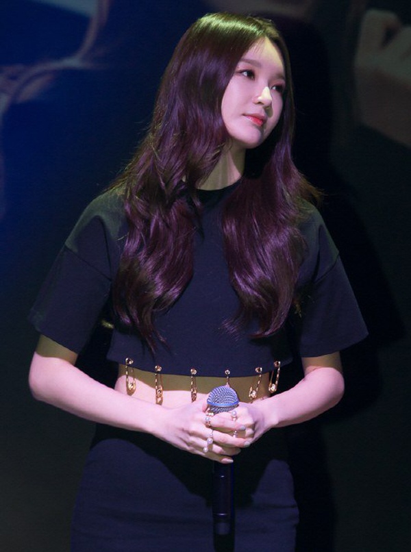 Cũng trong buổi showcase, Kang Min Kyung chia sẻ ca khúc mới Spring mang nội dung về tình yêu của cô và người bạn trai cũ. Nữ ca sĩ hy vọng rằng sau khi nghe Spring, người cũ sẽ không liên lạc với cô.