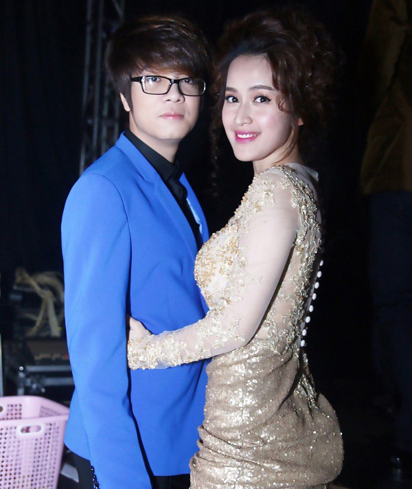 Tại hậu trường đêm chung kết Cặp đôi hoàn hảo vừa qua, Bùi Anh Tuấn chụp ảnh cùng người bạn đồng hành – diễn viên Tú Vi, ánh đèn flash khiến đôi môi màu hồng bóng của nam ca sĩ hiện rõ rệt. 