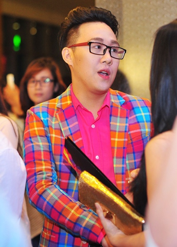 Nam ca sĩ Trung Quân Idol không chỉ có gu thời trang rực rỡ mà còn chú ý đến làm đẹp cho khuôn mặt. 