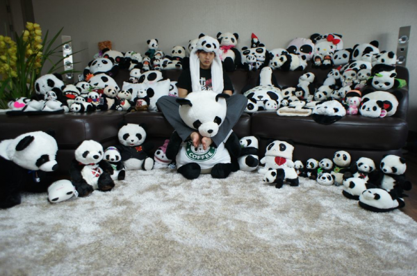 Jun.K của nhóm 2PM bị “ám ảnh” bởi gấu trúc, anh được các fan khắp nơi tặng khá nhiều gấu trúc nhồi bông, đầy chật cả căn phòng. Jun.K còn có bộ đồ hóa trang thành gấu trúc. 