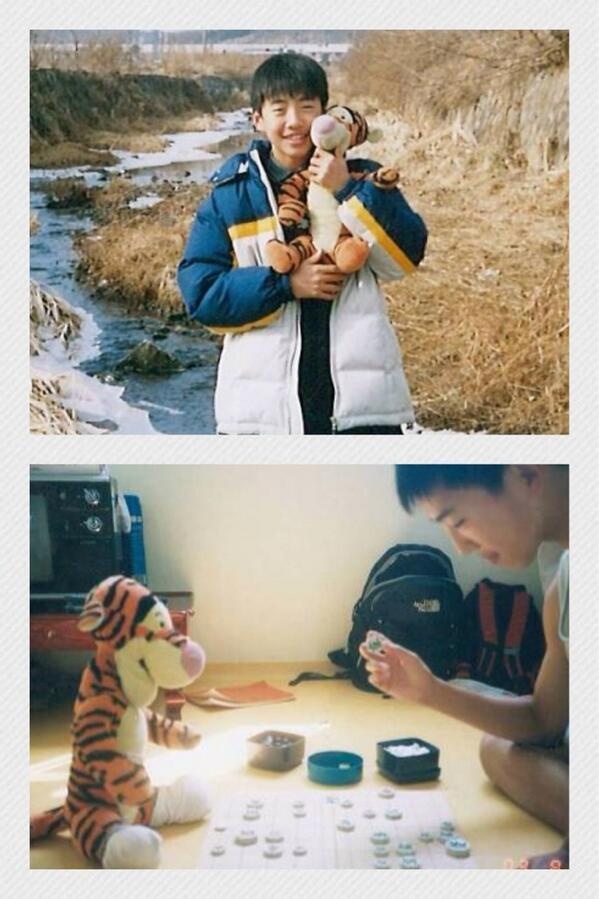 Yong Guk của nhóm B.A.P có người bạn từ thưởu nhỏ là chú hổ nhồi bông Tigger – món quà từ ông bà của nam ca sĩ. “Từ khi còn nhỏ tới giờ, tôi luôn mang Tigger theo, nó vô cùng đặc biệt với tôi” – trưởng nhóm B.A.P chia sẻ trong một buổi phỏng vấn. 