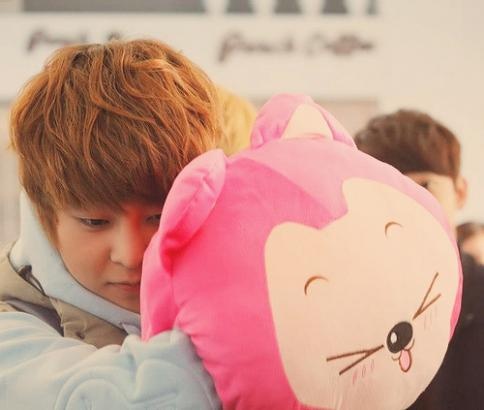 Trong một lần ra sân bay, Xiumin mang theo chiếc gối ôm hình mèo. 