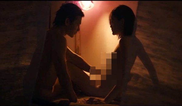 Vì những chi tiết nhạy cảm này, Thùy Anh phải giấu bố mẹ vì sợ bị phản đối. Do chưa từng có kinh nghiệm với cảnh sex, nữ diễn viên trẻ tìm hiểu những kiến thức trên mạng, đồng thời nuôi dưỡng cảm xúc với nhân vật. Sau 5 tiếng ghi hình với nhiều góc khác nhau, Thùy Anh thực hiện thành công cảnh nóng. 