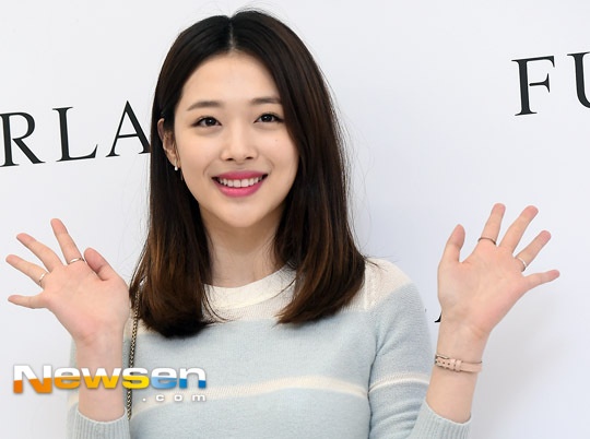 Gần đây Sulli vẫn đang nghỉ ngơi, tạm hoãn các hoạt động với f(x) cũng như hoàn tất quá trình quảng bá cho bộ phim mới Fashion King. 