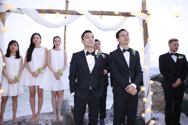 Hôm 24/1, nhà thiết kế Adrian Anh Tuấn – gương mặt quen thuộc trong làng thời trang Việt vừa tổ chức đám cưới với bạn trai đồng tính - Sơn Đoàn tại một resort ở Nha Trang. 