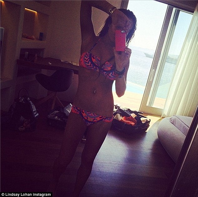 Nhìn lại những bức ảnh trước đó, bụng dưới Lindsay không hề nhỏ càng củng cố về nghi án cô nàng sử dụng photoshop.