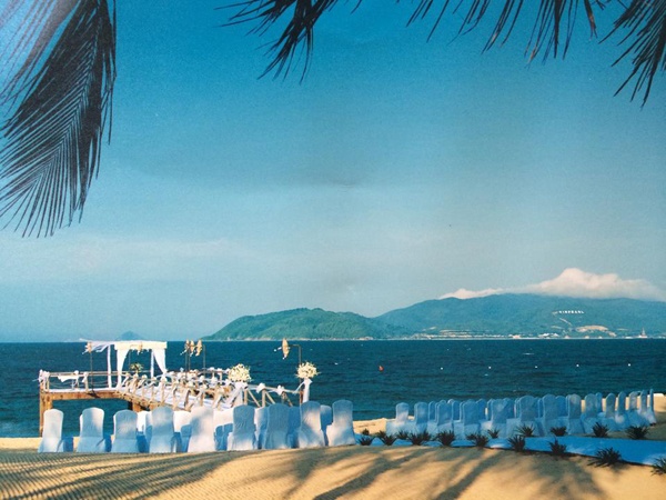 Cũng giống như Hương Giang, Phan Thị Lý đã mong chờ một đám cưới lãng mạn trên bãi biển.  Hiểu được mong muốn của vợ, ông xã hơn 17 tuổi đã dành tặng cô đám cưới như trong mơ. 