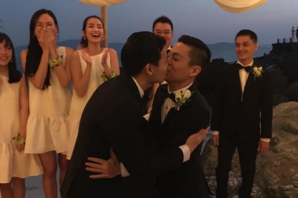 Trên bãi biển thơ mộng, cặp đôi dựng hàng loạt đèn lồng lung linh tạo không gian ấm cúng, thân thiết.  Cổng hoa được trang trí đơn giản, đặt giữa hai hàng ghế. Địa điểm diễn ra tiệc cưới cũng nhìn ra biển xanh. 