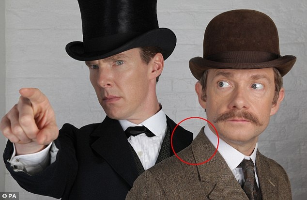 Tấm hình hai tài tử Benedict Cumberbatch và Martin Freeman chụp trong phần mới của series Sherlock bị phát hiện ra điểm bất thường trên vai trái của Benedict. Sự cố này cho thấy hai diễn viên có vẻ như không cùng chụp hình mà là hai tấm ảnh riêng ghép lại nên phần vai của Benedict đã bị biến mất.