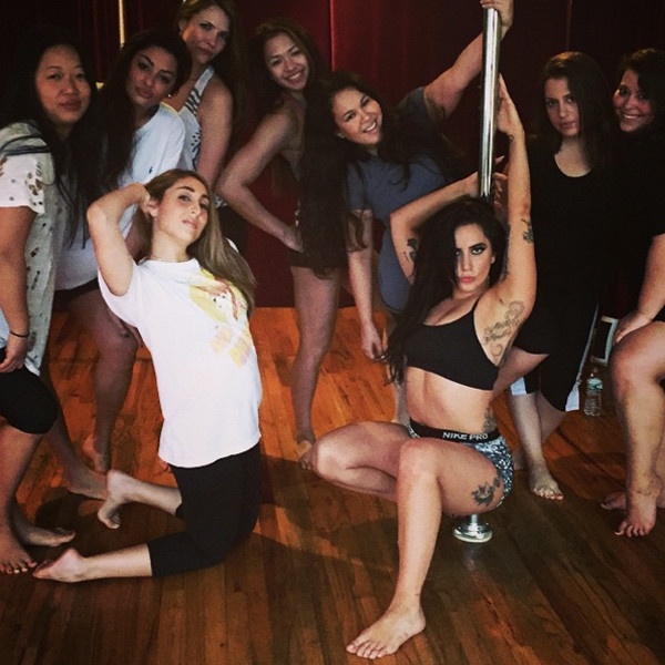Lady Gaga cùng bạn bè tại bữa tiệc độc thân hôm 24/1.