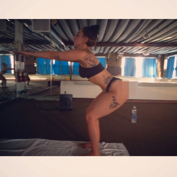 Lady Gaga khoe ảnh mặc đồ lót tập yoga.