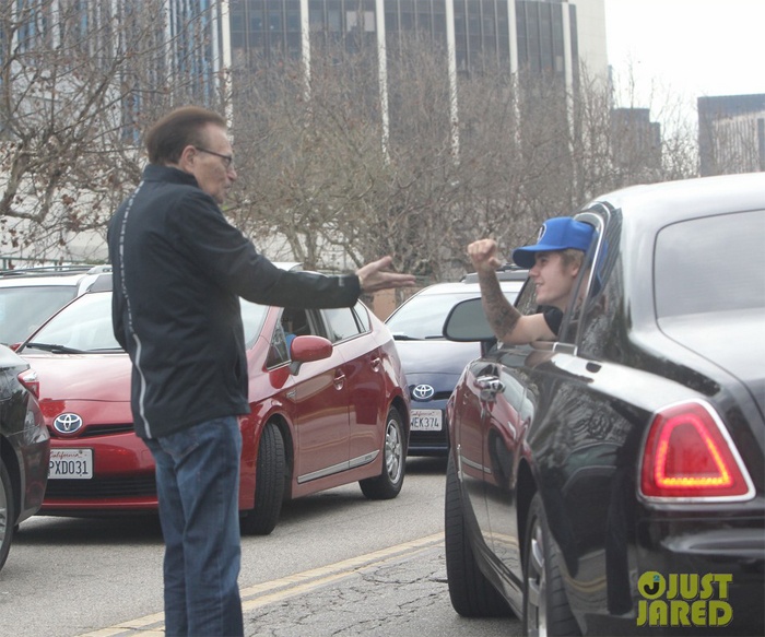 Nam ca sĩ người Canada dừng xe, thò đầu ra khỏi cửa sổ để bắt tay, chào hỏi vị MC huyền thoại 81 tuổi. Cả hai trò chuyện vui vẻ, theo cánh săn ảnh đứng gần đó, Justin bày tỏ sự hâm mộ với Larry King và ngỏ ý muốn được xuất hiện trong chương trình của ông.  Gần đây Larry King đang làm chủ xị cho show Larry King Now on Hulu và RT America Monday.