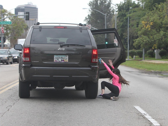 Tuy nhiên Justin đã phóng xe đi, cô gái quay lại xe ô tô và đuổi theo xe của Justin. Khi chưa kịp lên xe, fan nữ này bị ngã ra đường. 