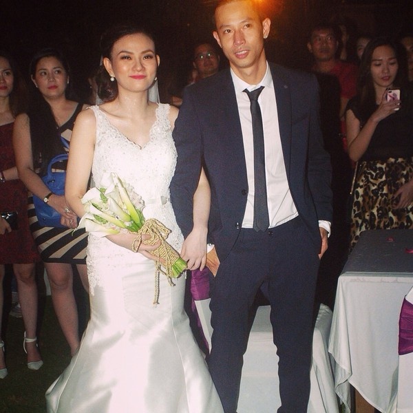 Nữ ca sĩ khá bất ngờ và hạnh phúc khi chứng kiến thành quả của người yêu dành tặng cô, đánh dấu bước ngoặt trong cuộc đời hai người. Vì là đám cưới bất ngờ nên vợ chồng Thu Thủy cũng chưa chụp ảnh cưới, thay vào đó họ chia sẻ những khoảnh khắc được ghi lại trong suốt 13 năm hẹn hò.  